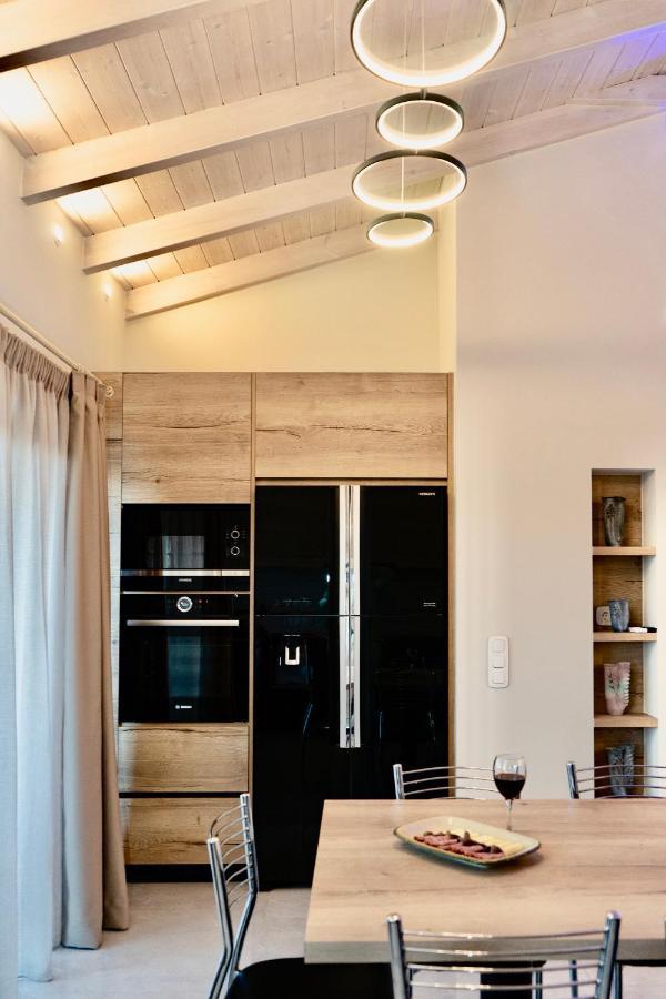 נידרי Emily Apartments מראה חיצוני תמונה