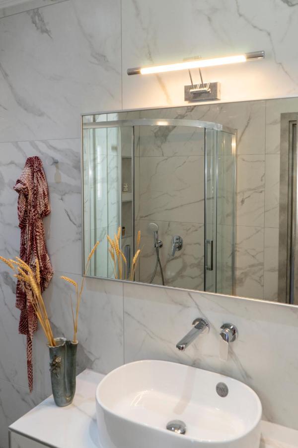 נידרי Emily Apartments מראה חיצוני תמונה
