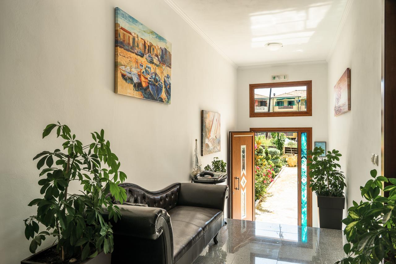 נידרי Emily Apartments מראה חיצוני תמונה